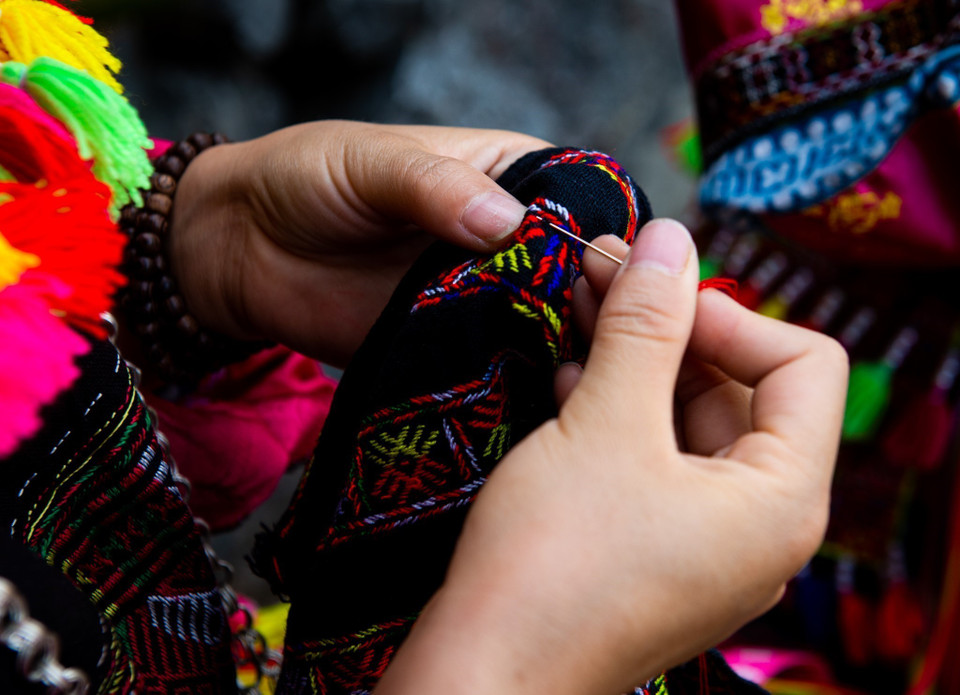 黑倮倮族服饰上的花纹图案绣工精细，线条明快。图自越通社