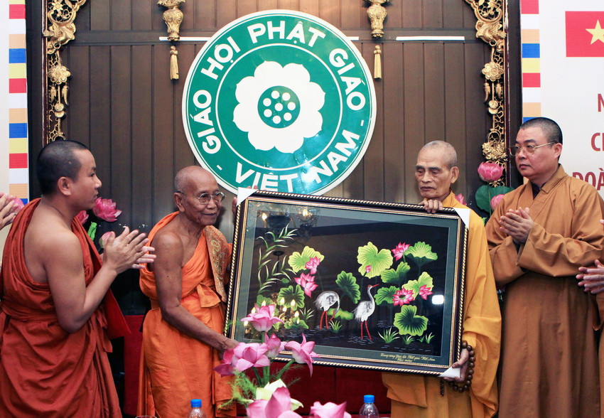 2012年7月11日，越南佛教协会法主释普慧（右）向柬埔寨乌那隆寺佛教大众部僧王德旺赠送礼品。图自越通社