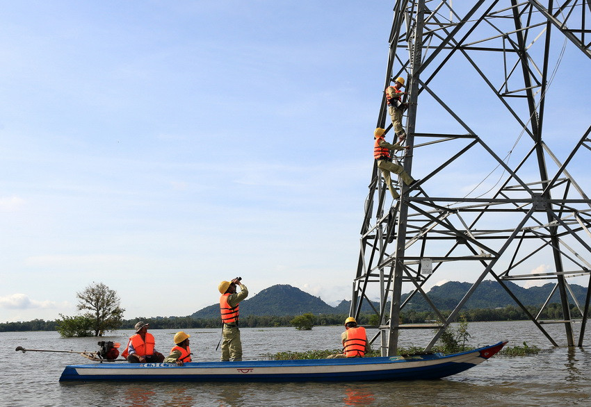 2017年，越南电力集团工人对朱笃-茶胶220kV输电线的安全度进行检查，确保柬埔寨电力供应稳定。图自越通社