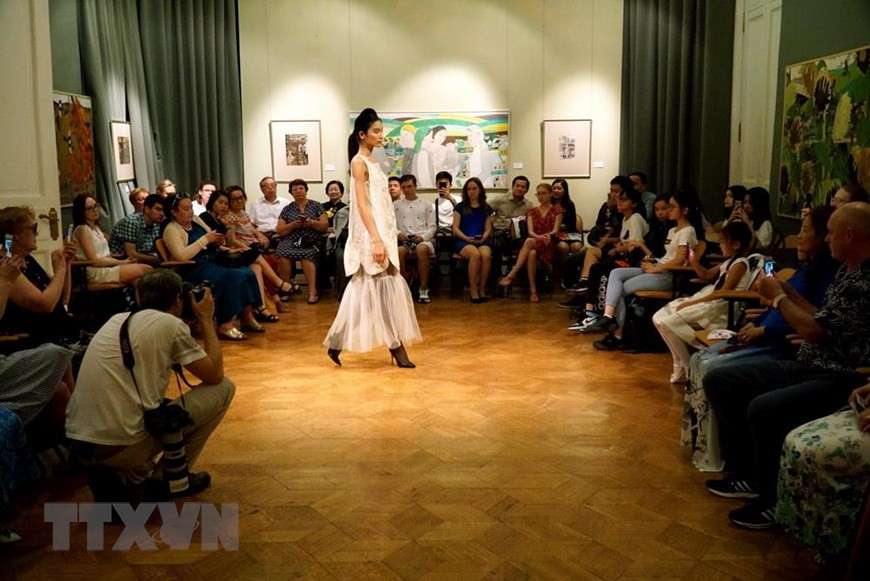 越南真丝奥黛征服了俄罗斯观众。图自越通社