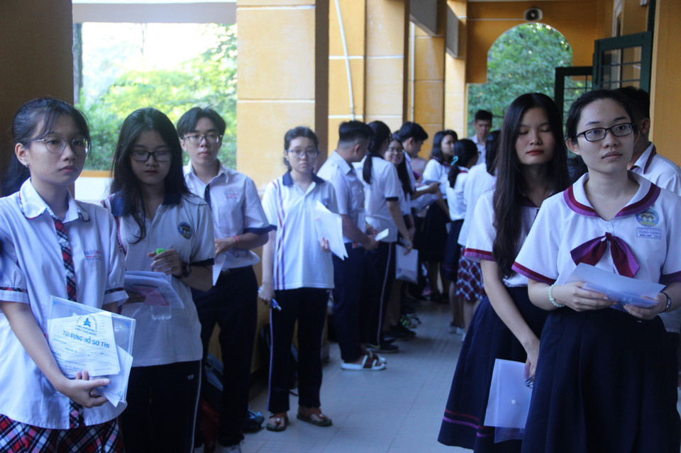 6月25日上午，考生们进行第一科目——语文测试。图自越通社