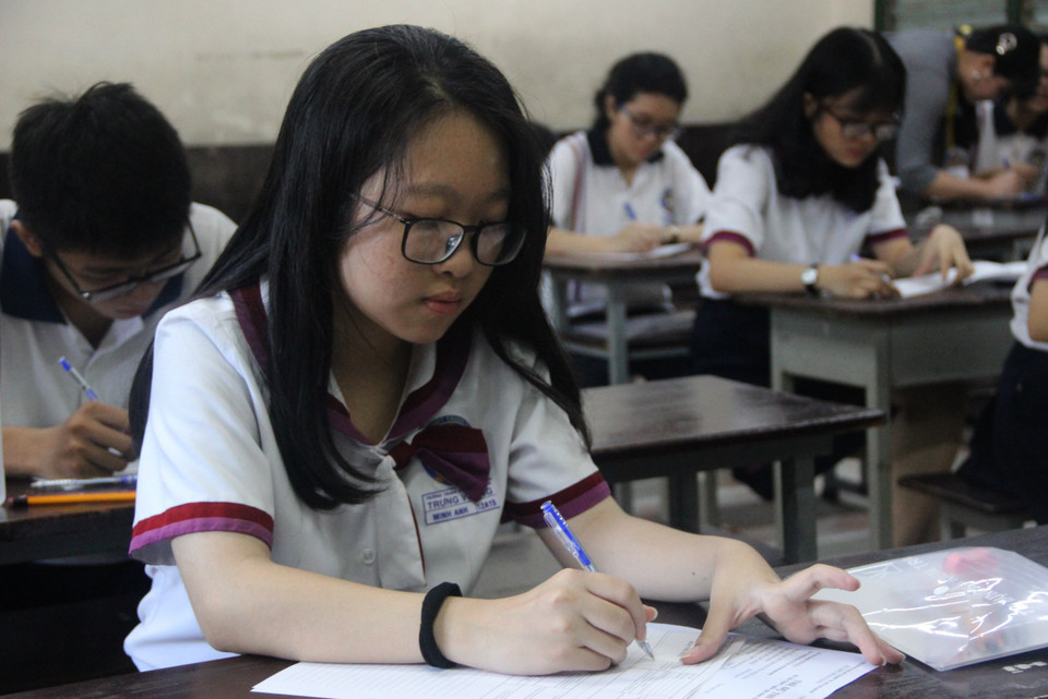 6月25日上午，考生们进行第一科目——语文测试。图自越通社