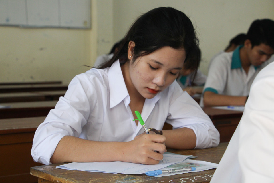 6月25日上午，考生们进行第一科目——语文测试。图自越通社