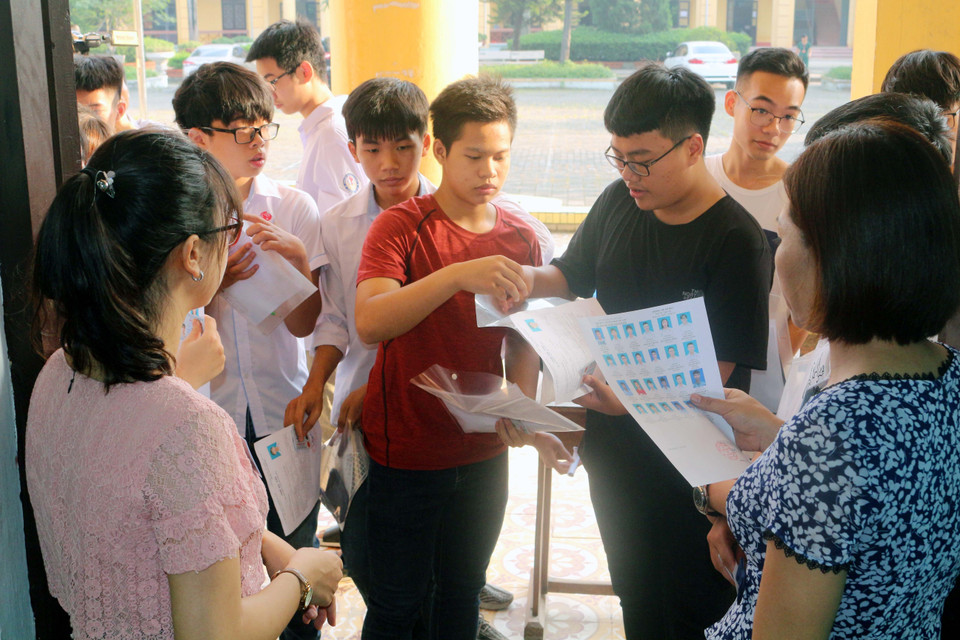 6月25日上午，考生们进入考场。图自越通社