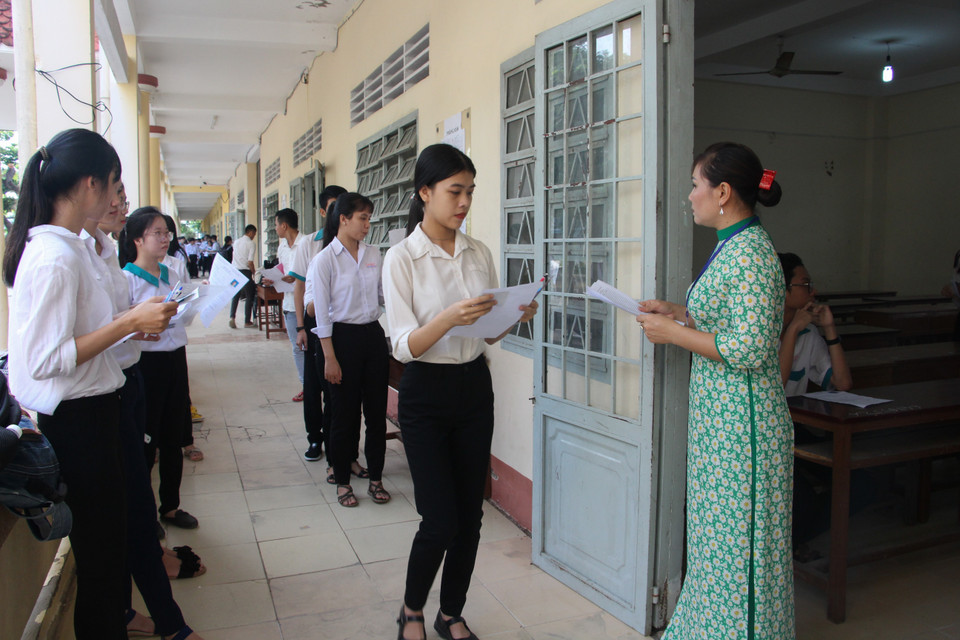6月25日上午，考生们进行第一科目——语文测试。图自越通社