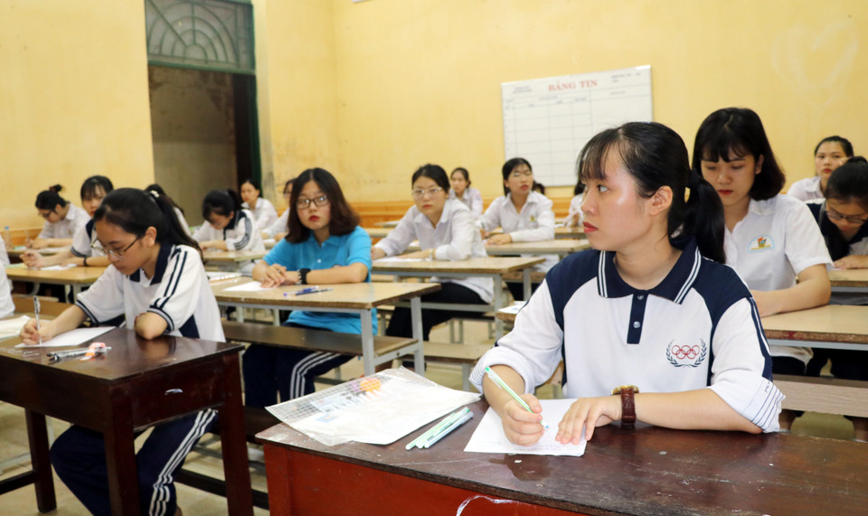 6月25日上午，考生们进行第一科目——语文测试。图自越通社