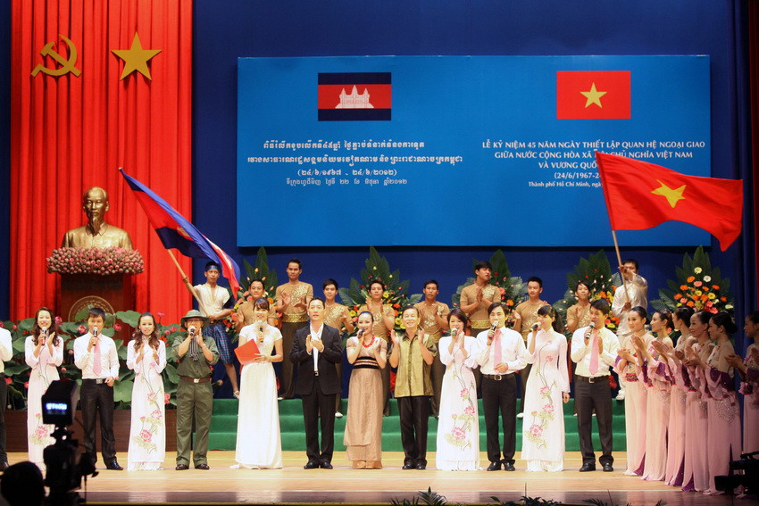 胡志明市人民委员会2012年6月24日举行越柬建交45周年的纪念典礼。图自越通社