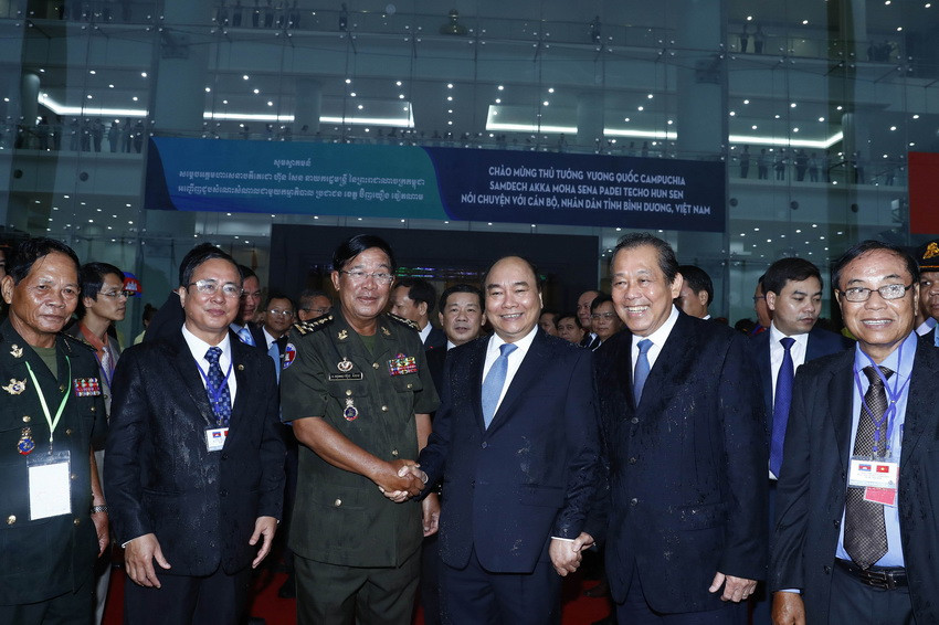 2017年6月21日下午，越南政府总理阮春福迎接柬埔寨首相洪森。图自越通社