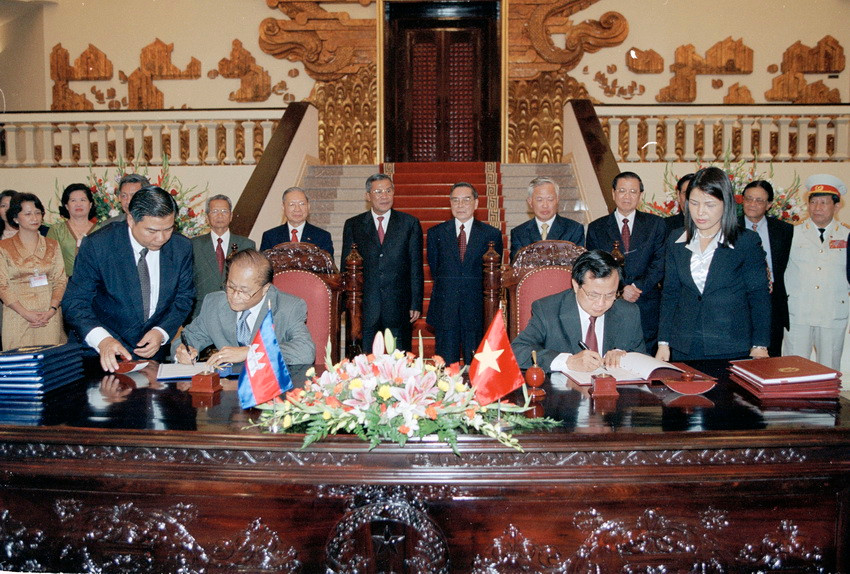 2005年10月10日，越南文化信息部部长范光毅（右）与柬埔寨文化艺术部部长Sisowath Panara Sirivuth签署文化合作文件。图自越通社