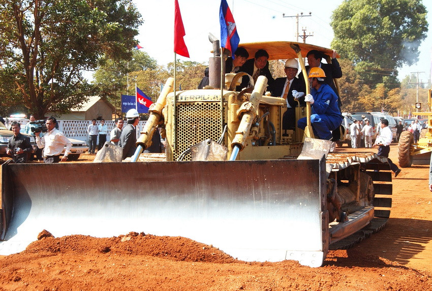 柬埔寨腊塔纳基里省连接越南嘉莱省的78号国道动工仪式。图自越通社