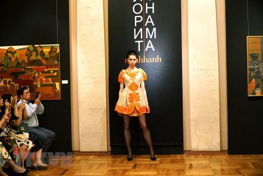 越南真丝奥黛征服了俄罗斯观众。图自越通社