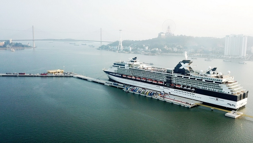 属于美国皇家加勒比国际游轮的精致游轮从中国香港出发抵达越南广宁省鸿基国际客运港。图自越通社