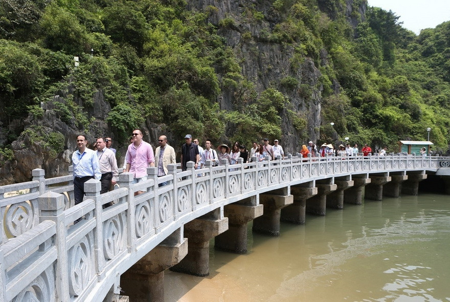 出席亚太通讯社组织(OANA)执行委员会第44次会议的各家通讯社代表团参观世界自然奇观下龙湾。图自越通社