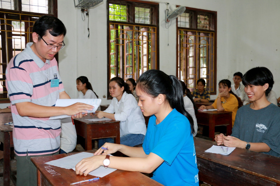 6月25日上午，考生们进行第一科目——语文测试。图自越通社