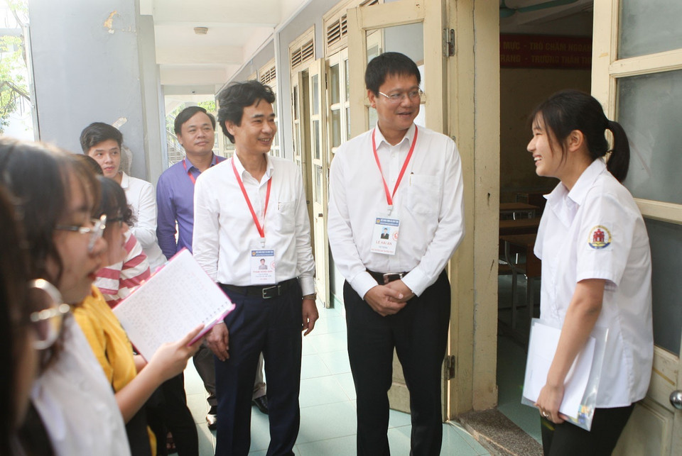 越南教育培训部副部长黎海安检查兴安省考场。图自越通社