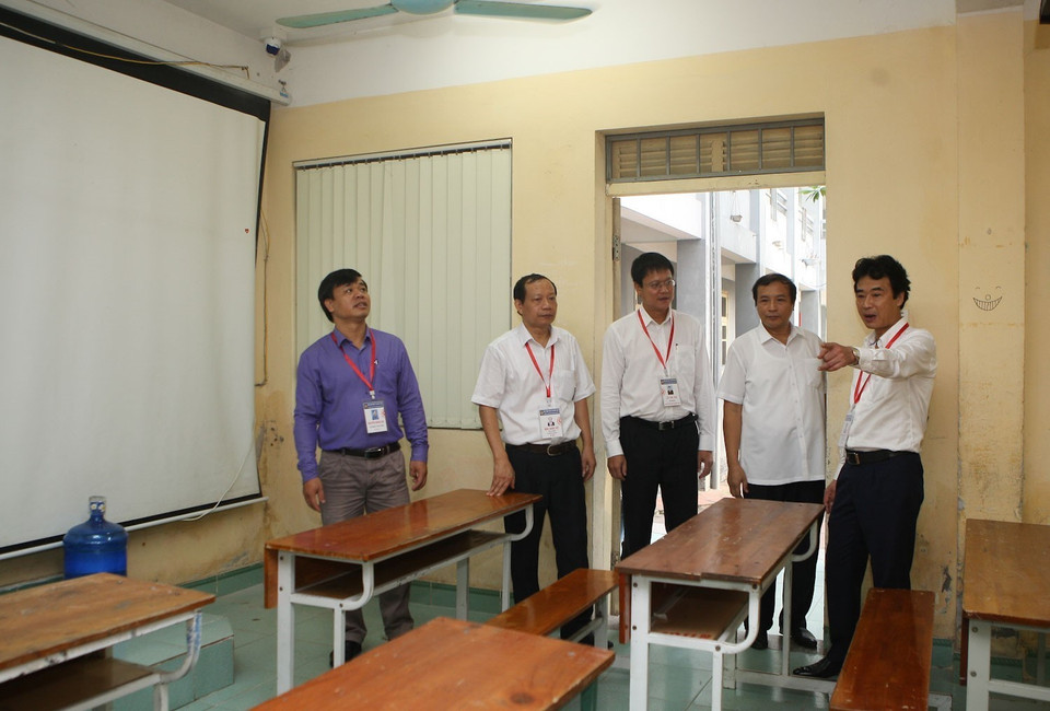 越南教育培训部副部长黎海安检查兴安省考场。图自越通社