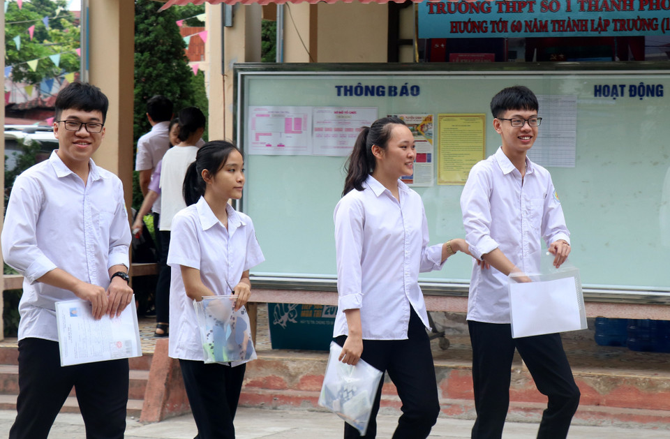 考生们进入考场。图自越通社