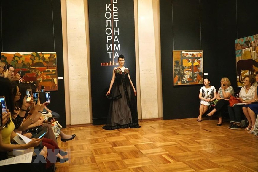 越南真丝奥黛征服了俄罗斯观众。图自越通社