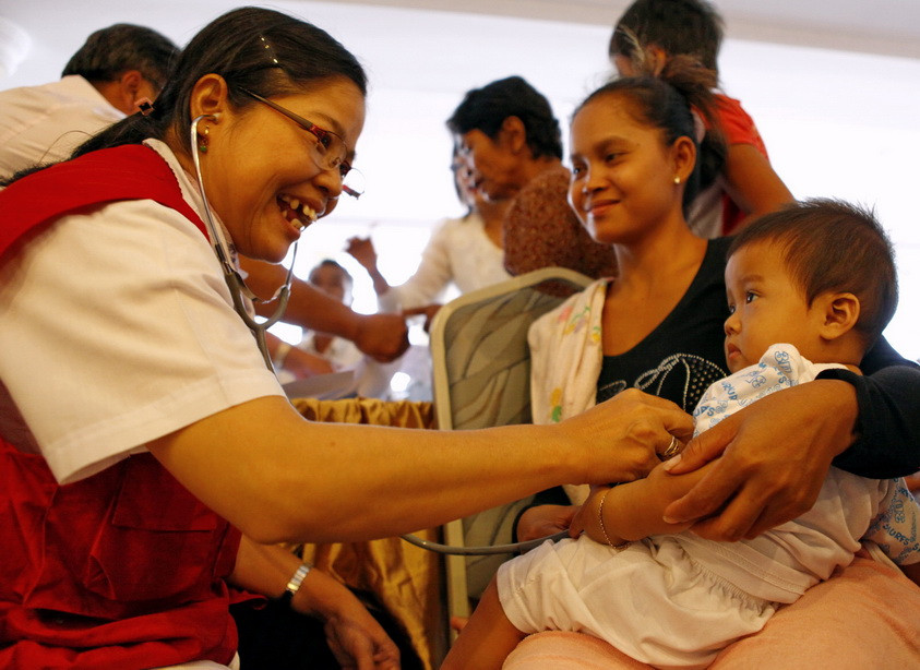 胡志明市红十字会代表团2013年1月对柬埔寨贫困者和旅居柬埔寨越南贫困者进行面类治疗与发药。图自越通社