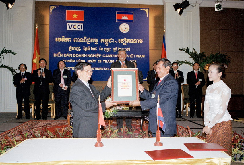 在出席越南与柬埔寨企业论坛期间，2007年2月28日，越南国家主席阮明哲向柬埔寨体育委员会赠送40万美元。图自越通社