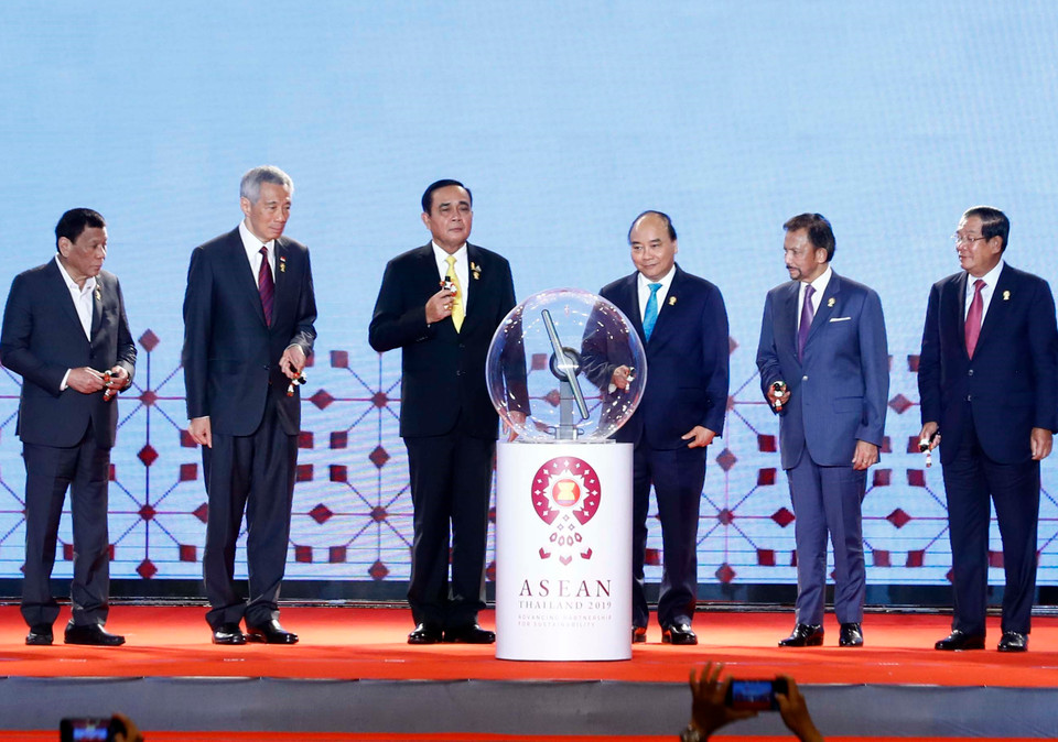 越南政府总理阮春福同东盟其他国家领导人共同按下按钮，启用在泰国猜纳府成立的“卫星仓库”。越通社记者 统一 摄