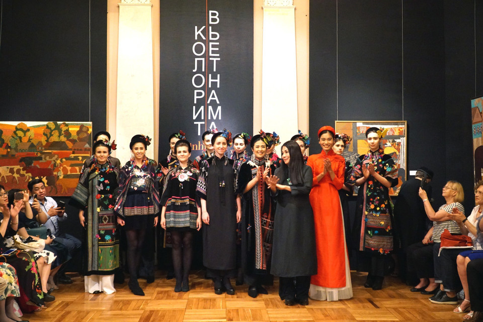 织锦奥黛征服了俄罗斯观众。图自越通社