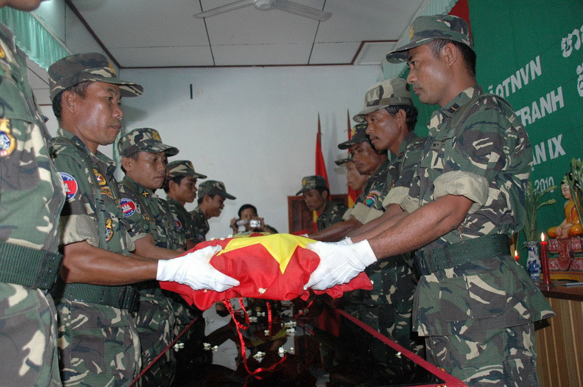 2010年6月29日，柬埔寨举行移交仪式，将83具援柬越南志愿军和专家遗骸送回国。图自越通社