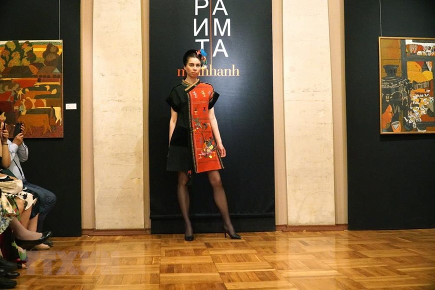 越南真丝奥黛征服了俄罗斯观众。图自越通社