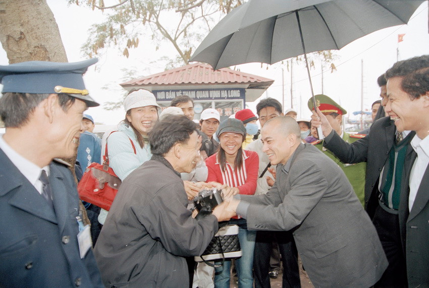 2006年3月17日，柬埔寨国王诺罗敦•西哈莫尼看望慰问越南广宁省下龙市人民。图自越通社