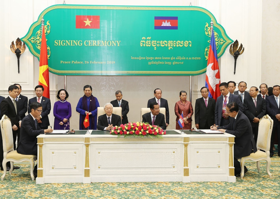 2019年2月26日，越共中央总书记、国家主席阮富仲和柬埔寨首相洪森签署越南工贸部与柬埔寨商务部合作备忘录签字仪式。图自越通社
