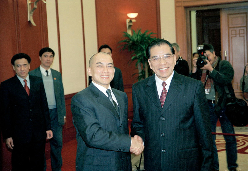 2006年3月16日，越共中央总书记农德孟迎接对越南进行正式访问的柬埔寨国王诺罗敦•西哈莫尼。图自越通社