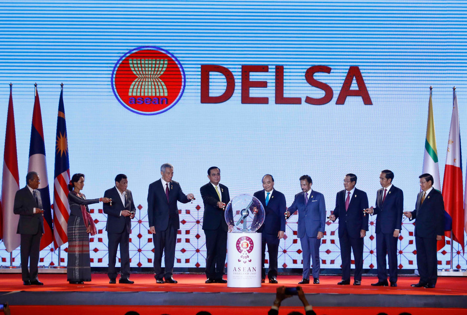 越南政府总理阮春福同东盟其他国家领导人共同按下按钮，启用在泰国猜纳府成立的“卫星仓库”。越通社记者 统一 摄