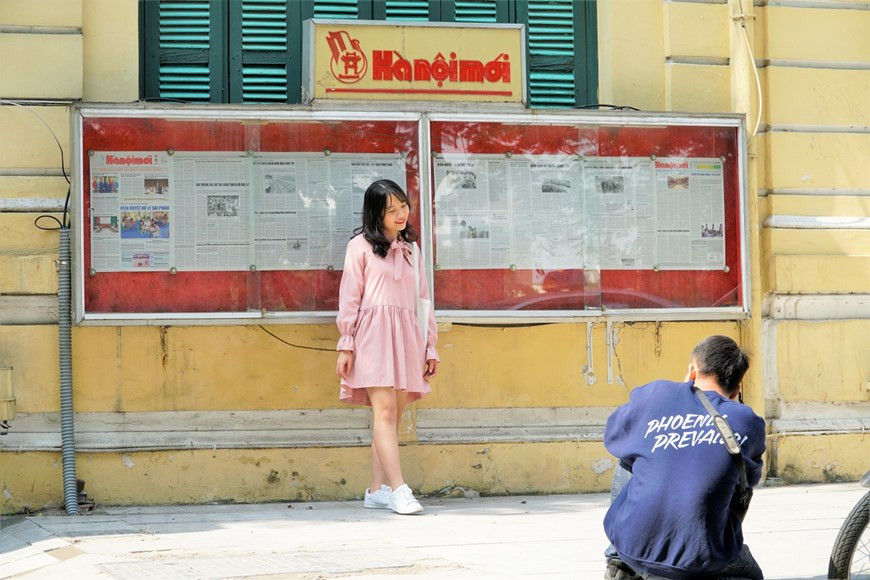 黎太祖街的新河内报社外面铺设的报摊。图自Vietnam+