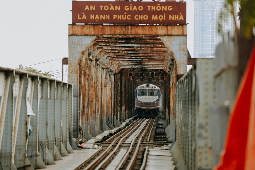 龙边桥长期以来一直是年轻人拍摄的好去处。图自Vietnam+