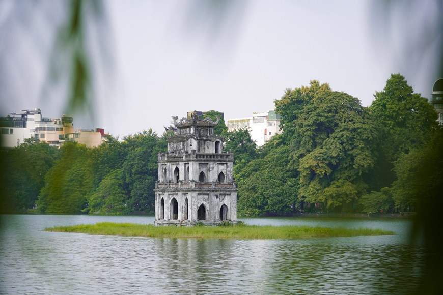 还剑湖被视为首都河内旅游打卡的理想目的地。这是河内市的著名旅游胜地。来到这里，游客将能感受到河内市秋天之美。图自Vietnam+