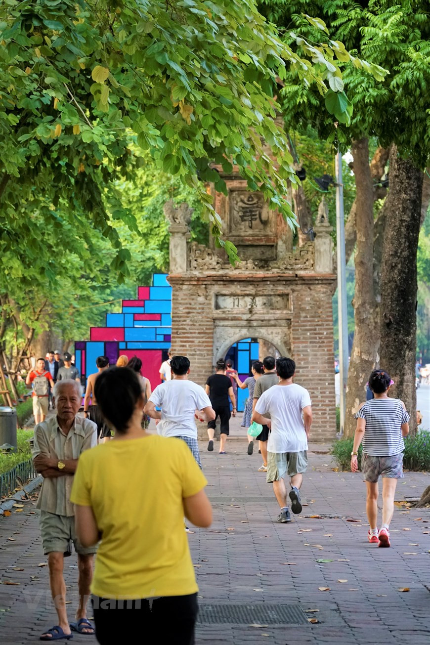 河内市民习惯在还剑湖周边锻炼身体。图自Vietnam+