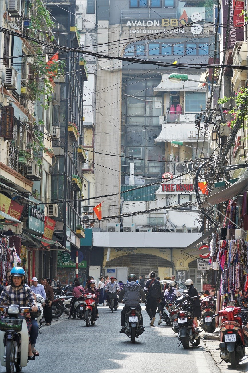 丁烈街的一角，被青年人誉为古老而壮丽的香港。图自Vietnam+