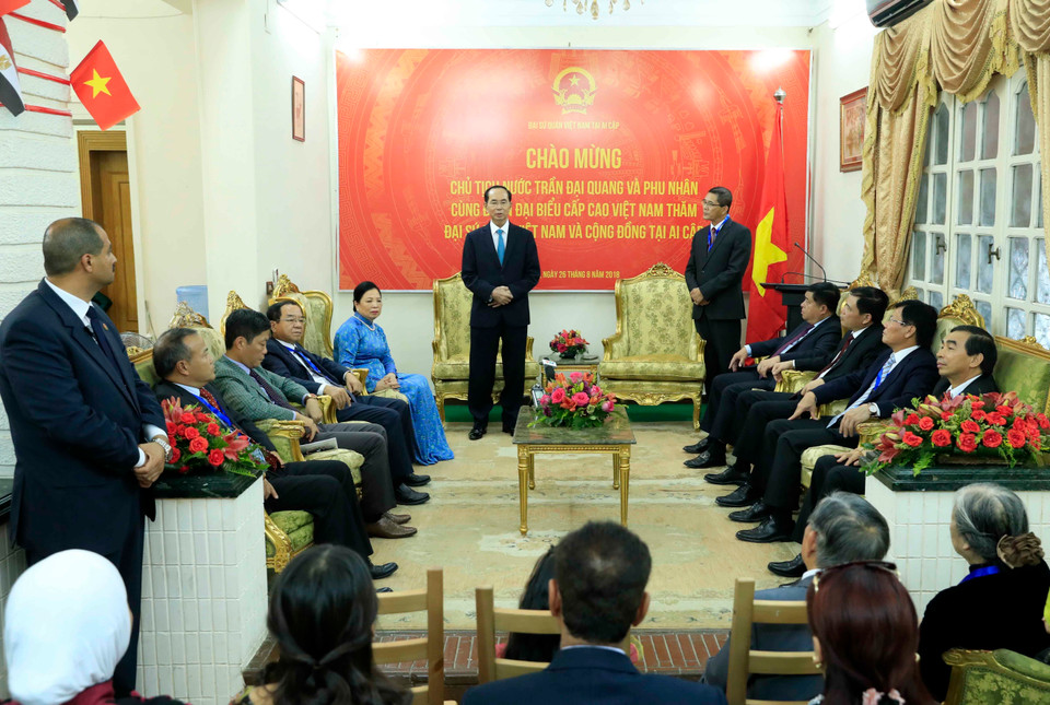  8月26日，陈大光一行抵达开罗并于当日晚上走访越南驻埃及大使馆，同大使馆工作人员和在埃及越南人代表亲切交谈。越通社记者 颜创 摄