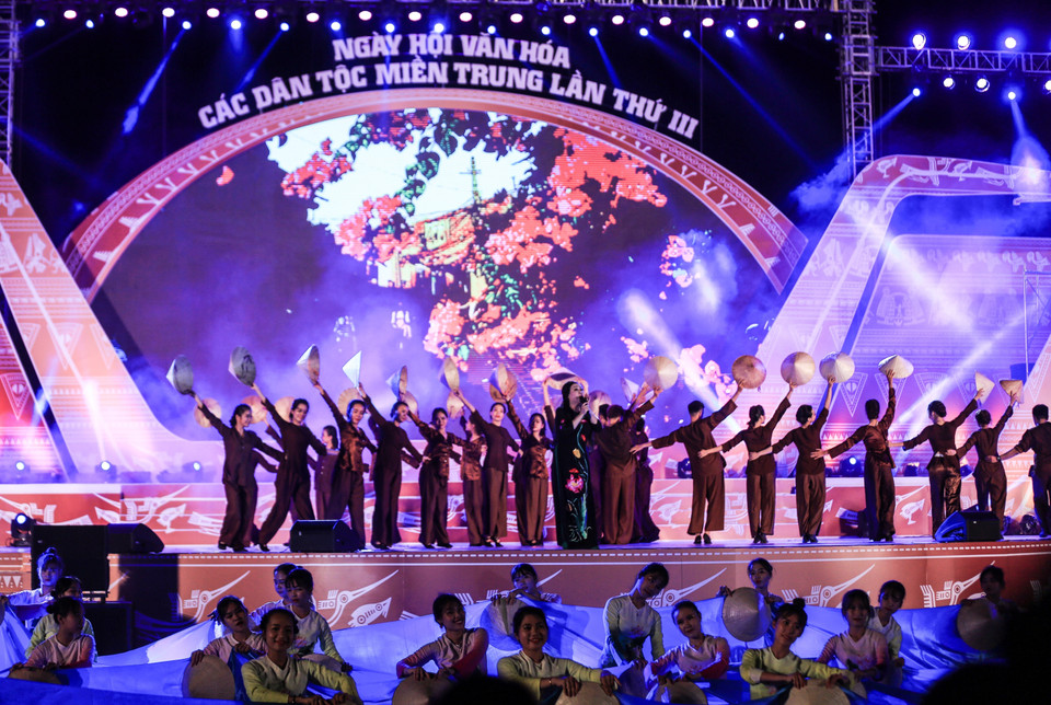 各文艺演出节目精彩纷呈，展现出各民族同胞独特的传统文化色彩。越通社记者 仲达 摄