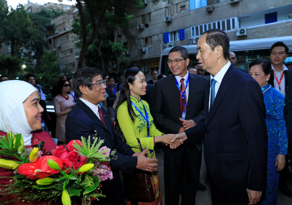  8月26日，陈大光一行抵达开罗并于当日晚上走访越南驻埃及大使馆，同大使馆工作人员和在埃及越南人代表亲切交谈。越通社记者 颜创 摄