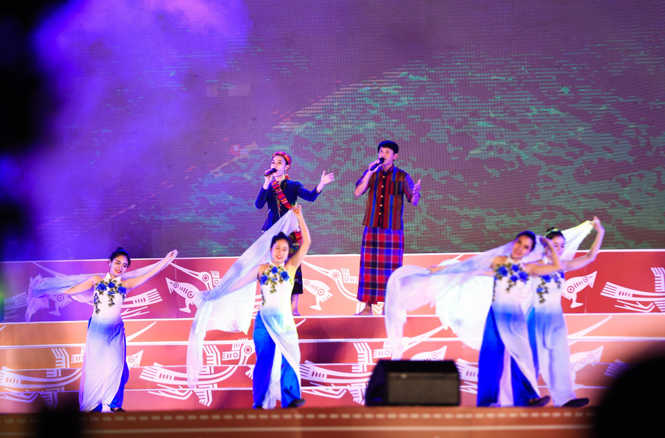 各文艺演出节目精彩纷呈，展现出各民族同胞独特的传统文化色彩。越通社记者 仲达 摄