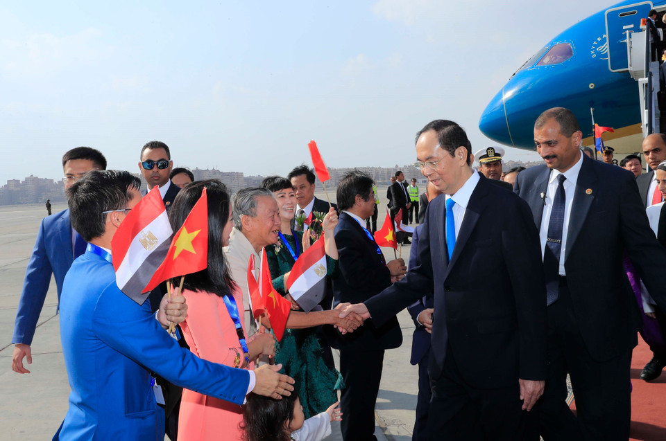 当地时间8月25日下午，越南国家主席陈大光和夫人抵达卢克索市，开始对埃及进行国事访问，陈大光此访是应埃及总统阿卜杜勒•法塔赫•塞西(Abdel Fattah al Sisi)邀请进行的。越通社记者 颜创 摄
