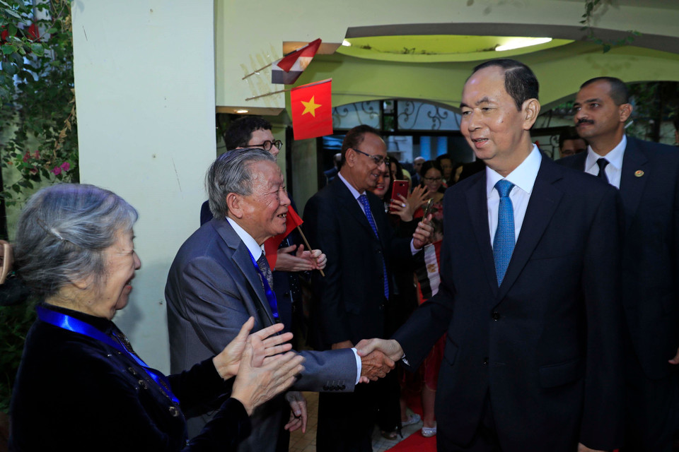  8月26日，陈大光一行抵达开罗并于当日晚上走访越南驻埃及大使馆，同大使馆工作人员和在埃及越南人代表亲切交谈。越通社记者 颜创 摄