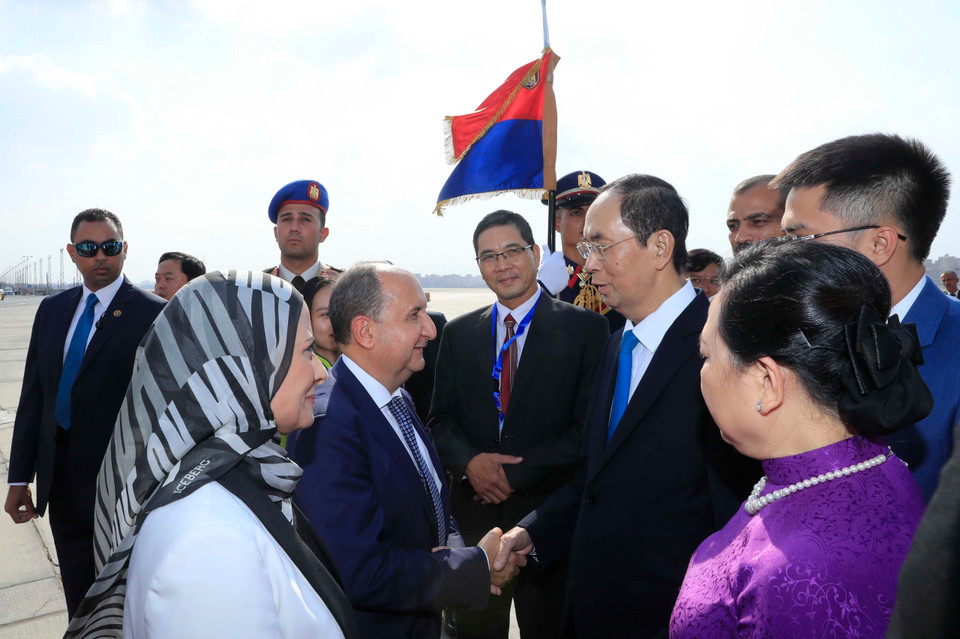 当地时间8月25日下午，越南国家主席陈大光和夫人抵达卢克索市，开始对埃及进行国事访问，陈大光此访是应埃及总统阿卜杜勒•法塔赫•塞西(Abdel Fattah al Sisi)邀请进行的。越通社记者 颜创 摄