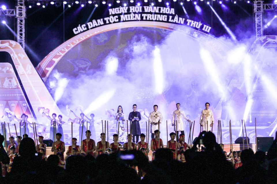 各文艺演出节目精彩纷呈，展现出各民族同胞独特的传统文化色彩。越通社记者 仲达 摄