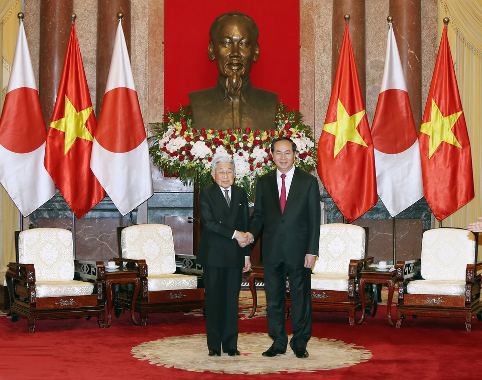 陈大光​与日本天皇明仁合影（图片来源：越通社）