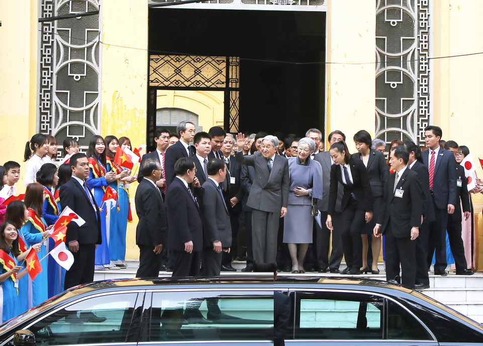 日本天皇明仁和皇后美智子走访参观生物学博物馆（图片来源：越通社）