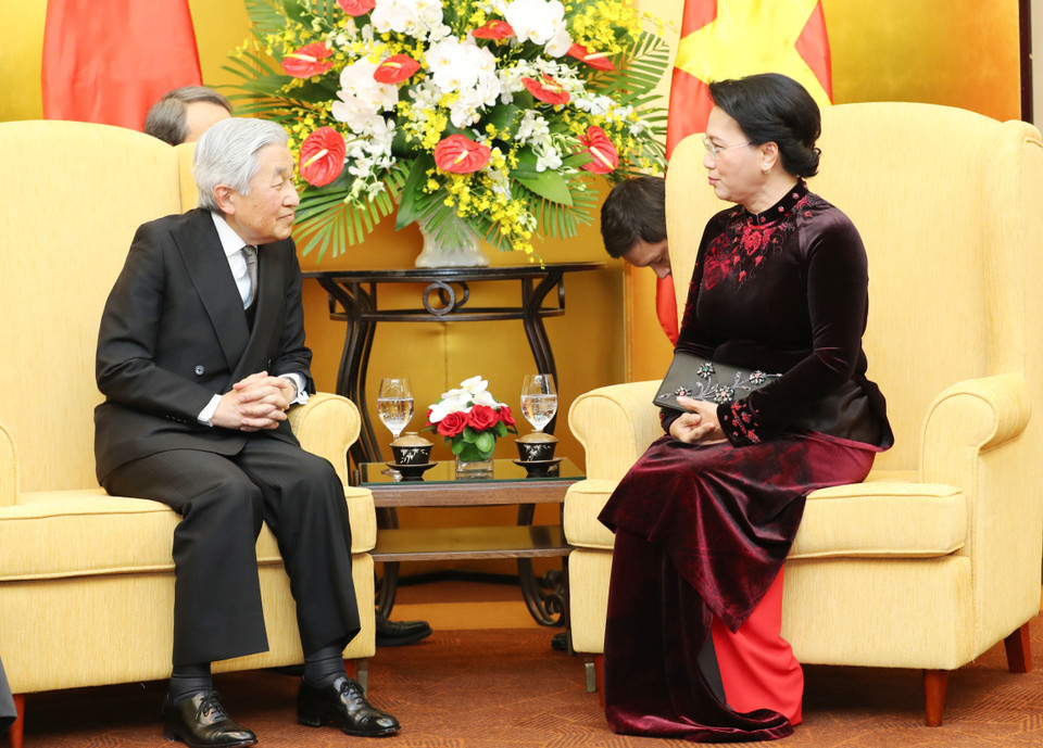 越南国会主席阮氏金银亲切会见了日本天皇明仁和皇后（图片来源：越通社）