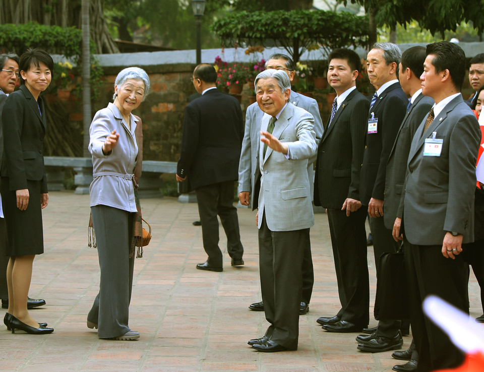 日本天皇明仁和皇后美智子在文庙国子监与越南留日往届大学毕业生进行交流（图片来源：越通社）