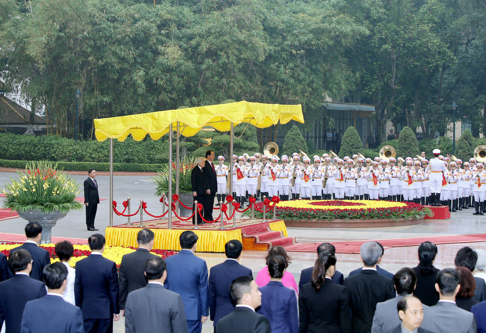 ​陈大光和夫人在主席府隆重举行仪式欢迎​（图片来源：越通社）